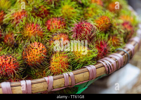 Rambutan fruit pour la vente au marché local, Hanoi, Vietnam, Asie