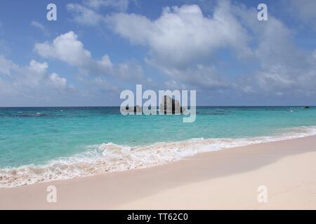 Warwick Long Bay - une plage de sable rose sur la rive sud des Bermudes Banque D'Images