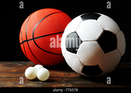 Ballons de sport sur fond noir Banque D'Images