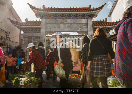 01 févr. 2017- Dali, Chine les gens en face de marché du matin locales Banque D'Images