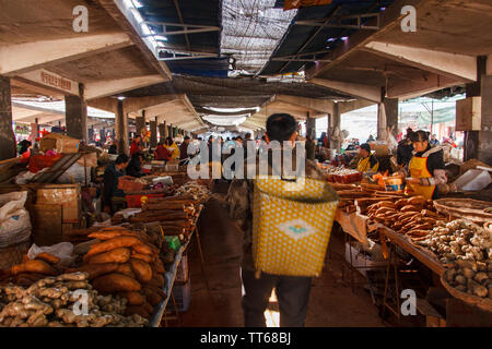 01 févr. 2017- Dali, Chine- Man shopping au marché local Banque D'Images