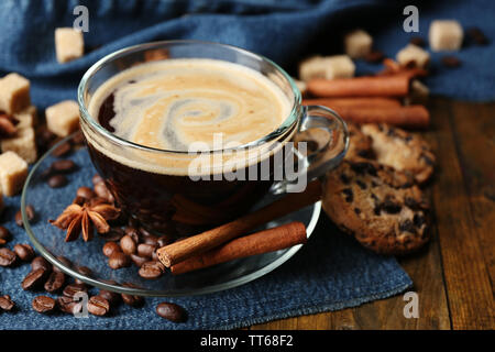 Tasse de café et de chocolat sur fond de bois Banque D'Images