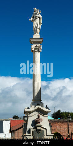 Monument situé près de la cathédrale sur le côté ouest de la Plaza de Armas, Punta Arenas, province de Magallanes, Patagonie, Chili, Amérique du Sud Banque D'Images