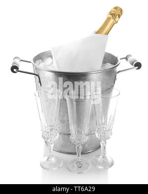 Bouteille de champagne dans un seau à glace en métal et verres vides isolated on white Banque D'Images