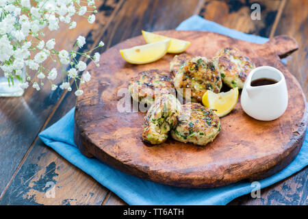 Galettes de poulet frites fraîches, Turquie, escalopes de poulet sur la plaque sur planche de bois Banque D'Images