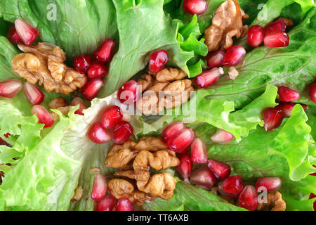 Salade fraîche avec des greens, grenat et épices close-up contexte Banque D'Images