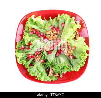 Salade fraîche avec des greens, grenat et d'épices sur la plaque isolated on white Banque D'Images