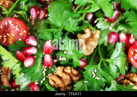 Salade fraîche avec des greens, grenat et épices close-up contexte Banque D'Images