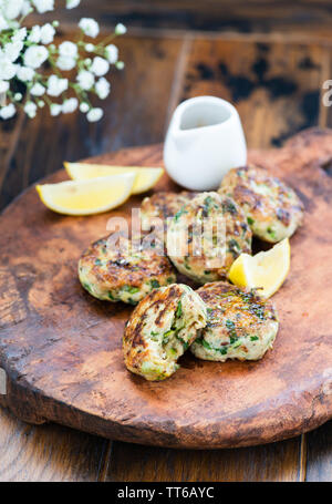 Galettes de poulet frites fraîches, Turquie, escalopes de poulet sur la plaque sur planche de bois Banque D'Images