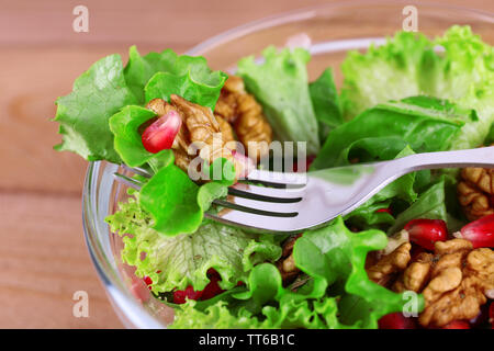 Salade fraîche avec des greens, grenat et d'épices sur la plaque sur la table close-up Banque D'Images