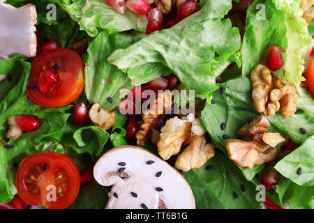 Salade fraîche avec des greens, grenat et épices close-up contexte Banque D'Images