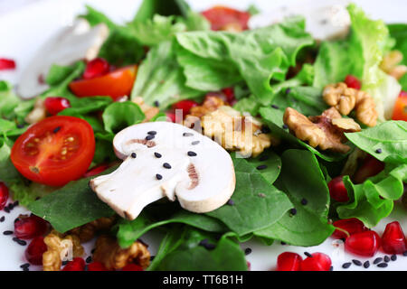 Salade fraîche avec des greens, grenat et épices close-up contexte Banque D'Images