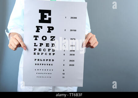 Les soins de santé, la médecine et la vision concept - femme avec l'œil sur un fond de couleur Banque D'Images