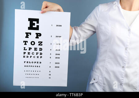 Les soins de santé, la médecine et la vision concept - femme avec l'œil sur un fond de couleur Banque D'Images