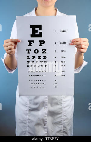 Les soins de santé, la médecine et la vision concept - femme avec l'œil sur un fond de couleur Banque D'Images