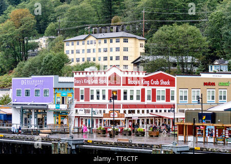 Juneau, Alaska - 27 septembre 2017 : les magasins et d'autres immeubles de bureaux sur la côte du centre-ville de Juneau un jour de pluie. Banque D'Images