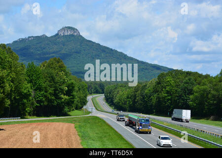 Le bouton 'Pilote' Mountain s'élève au-dessus du trafic sur 52 des États-Unis dans la région de la Caroline du Nord a Yadkin Valley et fait partie de la gamme de montagne. Sauratown Banque D'Images