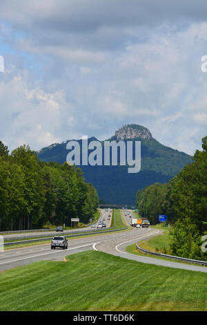 Le bouton 'Pilote' Mountain s'élève au-dessus du trafic sur 52 des États-Unis dans la région de la Caroline du Nord a Yadkin Valley et fait partie de la gamme de montagne. Sauratown Banque D'Images