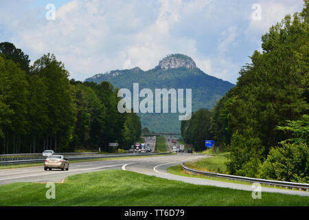 Le bouton 'Pilote' Mountain s'élève au-dessus du trafic sur 52 des États-Unis dans la région de la Caroline du Nord a Yadkin Valley et fait partie de la gamme de montagne. Sauratown Banque D'Images