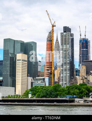 New York, États-Unis, 14 juin 2019. De nouvelles tours presque bloquer la vue du Chrysler Building (C) dans le centre de la ville de New York, derrière le parc des nations Banque D'Images