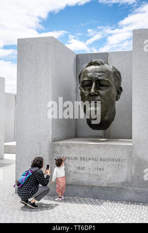 New York, États-Unis, 14 juin 2019. Un visiteur prend une photo de son enfant en face d'un buste de l'ancien président américain Franklin D. Roosvelt sculpté par American Banque D'Images