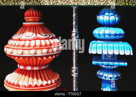 Piliers colorés dans un temple hindou au Batu Caves en Malaisie Banque D'Images