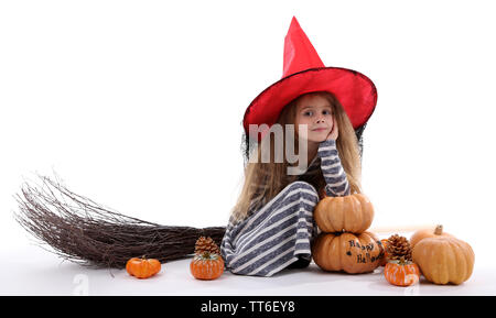 Petite fille sorcière dans hat avec les citrouilles et broom isolated on white Banque D'Images