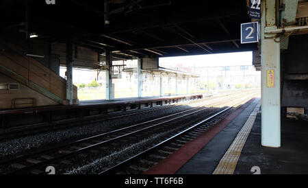 Tajiri, JAPON - 16 mai 2019 : Plate-forme de la gare JR de Tomakomai, avec aucune personne sur la photo. Banque D'Images