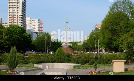 SAPPORO, JAPON - 18 mai 2019 : Maibaum, décoré d'un pôle dans la tradition allemande dans le Parc Odori Nishi 11 chome, sur une belle journée ensoleillée. Banque D'Images