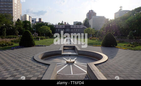 SAPPORO, JAPON - 18 mai 2019 : Parc en face du musée de la ville de Sapporo, également connu sous le nom historique Ashigaru Shiryokan Sapporo Sapporo, ancienne cour d'appel. Banque D'Images