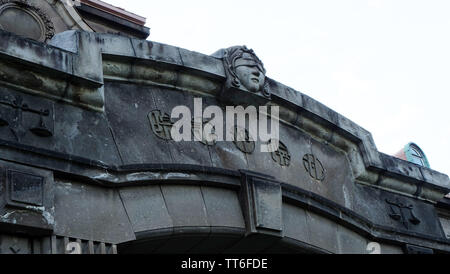 SAPPORO, JAPON - 18 mai 2019 : au-dessus de l'entrée du musée de la ville de Sapporo, avec la tête de divinité Themis et l'ancien nom de Cour d'appel. Banque D'Images