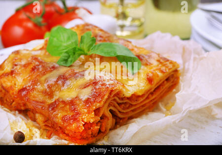 Portion de lasagne savoureux sur la table Banque D'Images