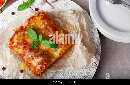 Portion de lasagne savoureux sur la table Banque D'Images