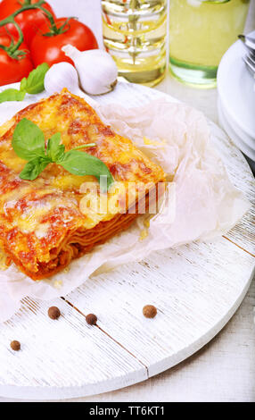 Portion de lasagne savoureux sur la table Banque D'Images