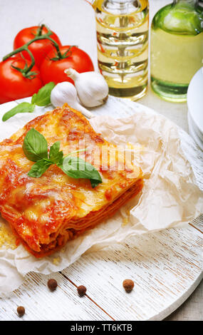 Portion de lasagne savoureux sur la table Banque D'Images