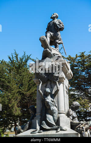 Mémorial à Ferdinand Magellan sur la Plaza de Armas, Punta Arenas, en Patagonie, au Chili. Hommages sont différents sur chacun des quatre côtés de la plinthe. Banque D'Images