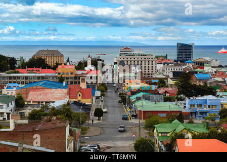 Vue panoramique de la ville et du détroit de Magellan à partir de la Cruz Hill, Punta Arenas, Chili, Amérique du Sud Banque D'Images