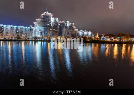 Quai de la rivière Svisloch avec Île de courage et de tristesse ou Ostrov Slyoz la nuit. Centre historique de Minsk. Bélarus Banque D'Images