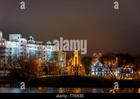 Île de courage et de tristesse ou Ostrov Slyoz sur la rivière Svisloch la nuit. Centre historique de Minsk. Bélarus Banque D'Images