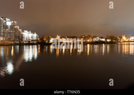 Traetskae Pradmestse ou Trinity Suburb et île de courage et de tristesse ou Ostrov Slyoz sur la rivière Svisloch la nuit. Centre historique de Minsk. B Banque D'Images