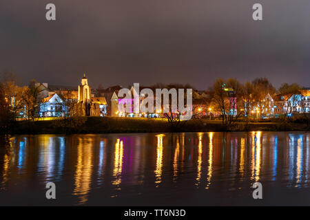 Traetskae Pradmestse ou Trinity Suburb et île de courage et de tristesse ou Ostrov Slyoz sur la rivière Svisloch la nuit. Centre historique de Minsk. B Banque D'Images