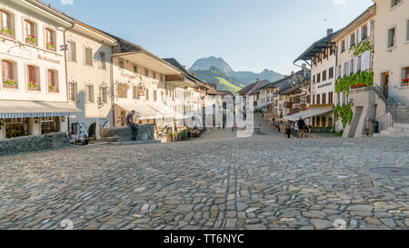 Gruyeres, VD / Suisse - 31 mai 2019 : vue horizontale de l'historique village médiéval de Gruyères Suisse avec de nombreux touristes en voyage d'un b Banque D'Images