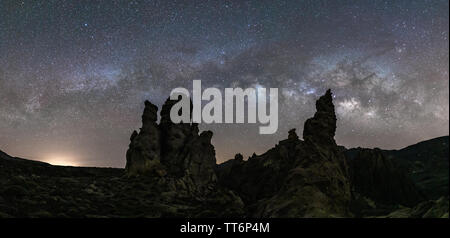 Une vue panoramique de la Voie lactée dans le Parc National du Teide à Tenerife, Îles Canaries Banque D'Images