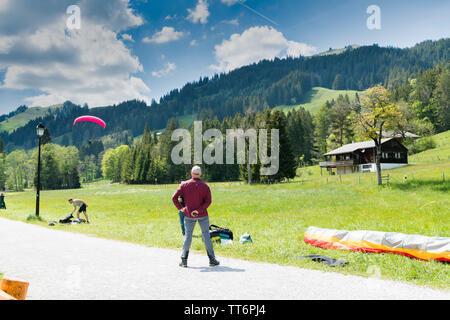 Schwarzsee, FR / Suisse - 1 juin 2019 : les enseignants et les élèves travaillent ensemble lors d'une formation pour le parapente dans les Alpes suisses de Fribo Banque D'Images