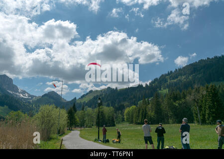 Schwarzsee, FR / Suisse - 1 juin 2019 : les enseignants et les élèves travaillent ensemble lors d'une formation pour le parapente dans les Alpes suisses de Fribo Banque D'Images