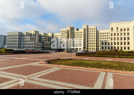 Minsk, Belarus - 15 novembre 2018 : Gouvernement Maison sur la place de l'indépendance à Minsk Banque D'Images