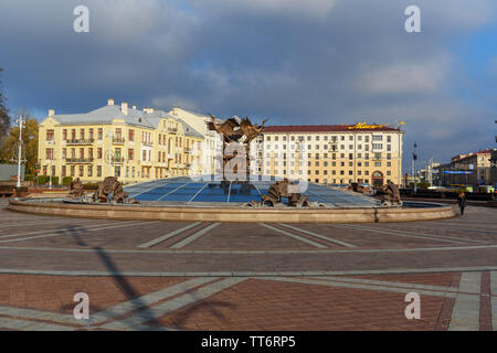 Minsk, Belarus - 15 novembre 2018 : Fontaine avec trois cigognes sculpture sur la place de l'indépendance Banque D'Images