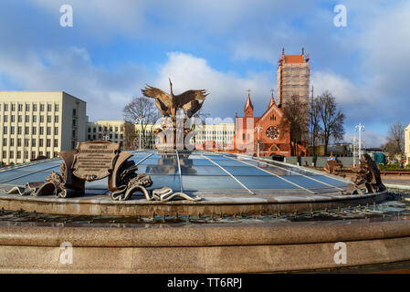 Minsk, Belarus - 15 novembre 2018 : Fontaine avec trois cigognes sculpture sur la place de l'indépendance Banque D'Images