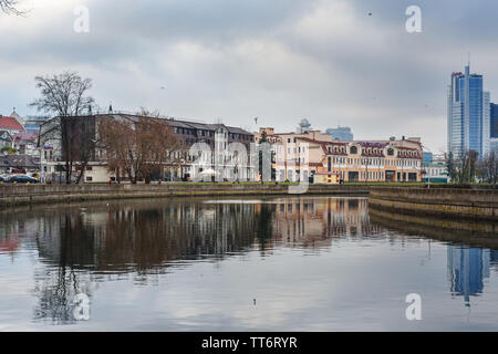 Minsk, Belarus - 15 novembre 2018 : Embakent de rivière Svisloch dans centre historique de Minsk en automne Banque D'Images