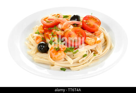 Pâtes aux crevettes, olives noires et tomates isolated on white Banque D'Images